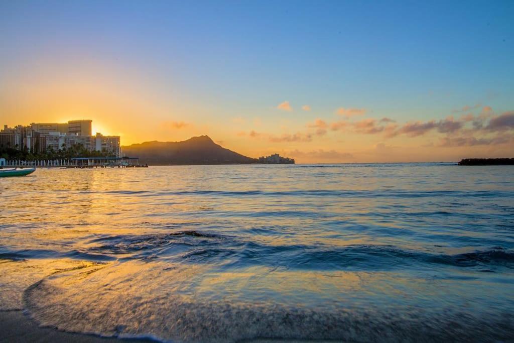 Resort Life At A Low Price- Ilikai Hotel Honolulu Extérieur photo